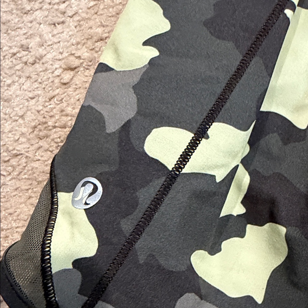 Lululemon Camouflage Women's hotty hot Shorts sz 0 - Picture 3 of 4